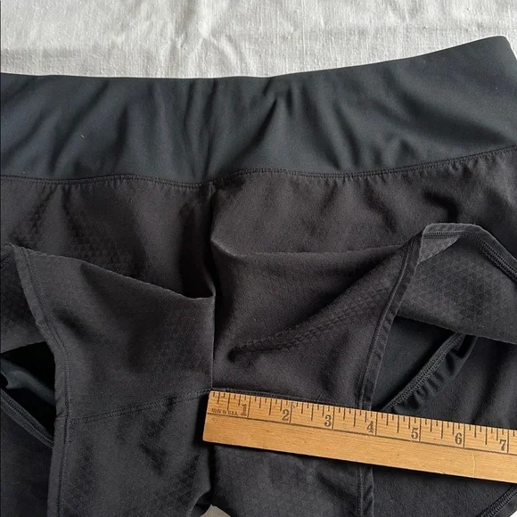 oiselle Roga Shorts Black 8 - Picture 6 of 8